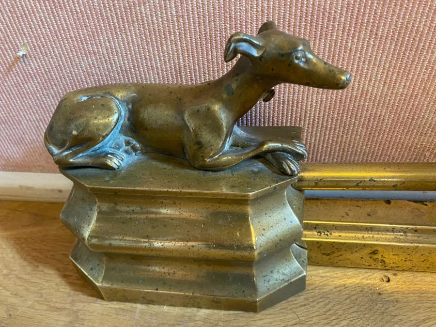 Barres de cheminées aux chiens assis