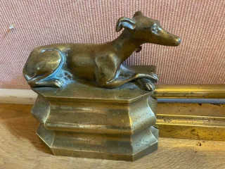 Barres de cheminées aux chiens assis