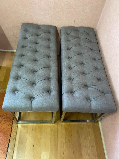 Paire de banquettes, métal chromé et tissu capitonné