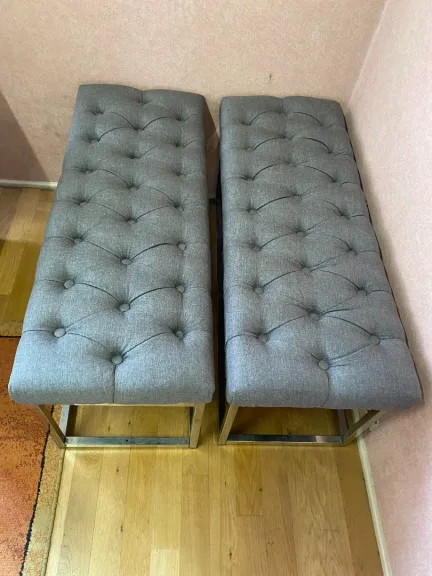 Paire de banquettes, métal chromé et tissu capitonné
