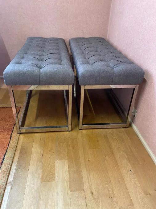 Paire de banquettes, métal chromé et tissu capitonné