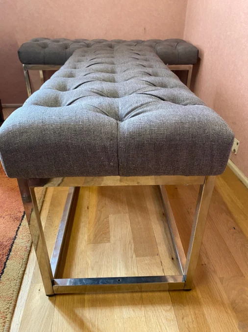 Paire de banquettes, métal chromé et tissu capitonné