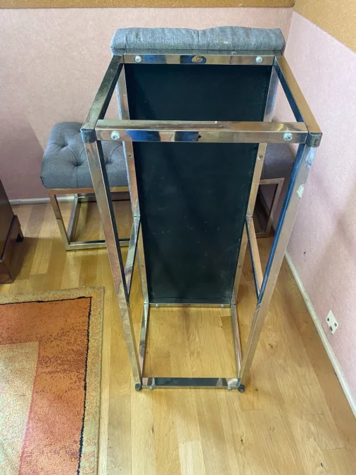 Paire de banquettes, métal chromé et tissu capitonné