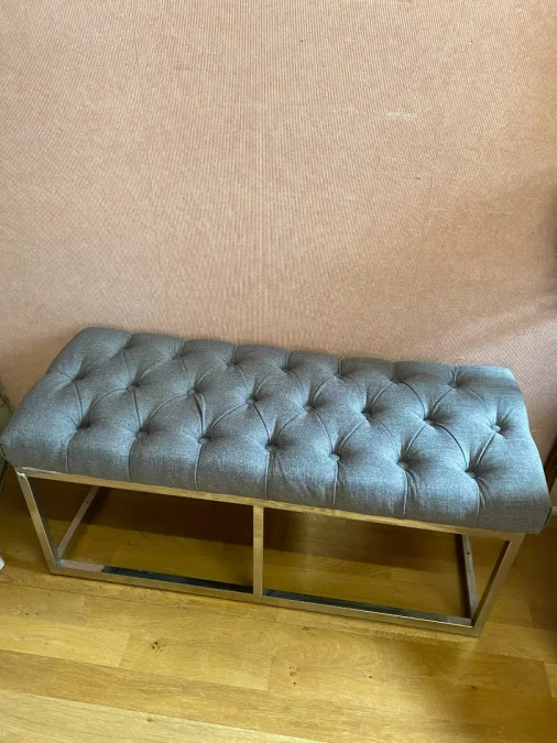 Paire de banquettes, métal chromé et tissu capitonné
