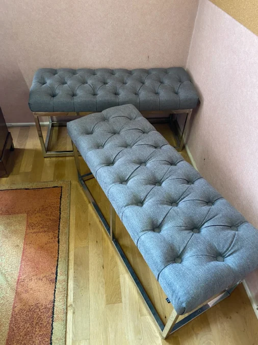 Paire de banquettes, métal chromé et tissu capitonné