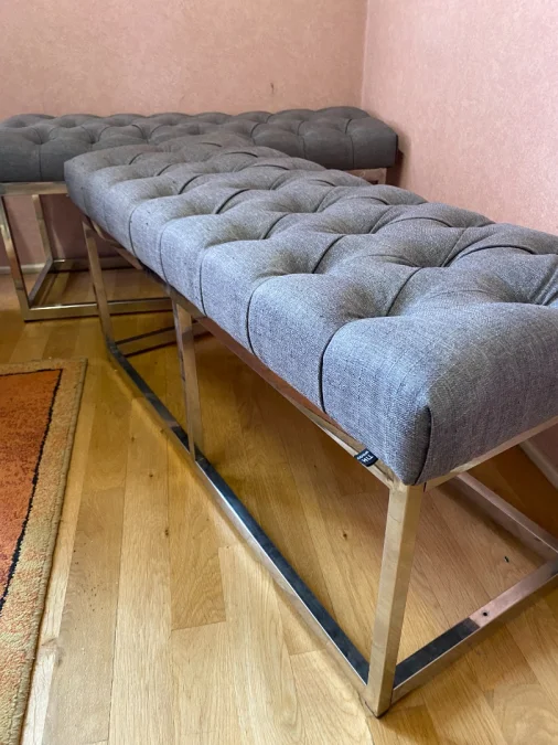 Paire de banquettes, métal chromé et tissu capitonné