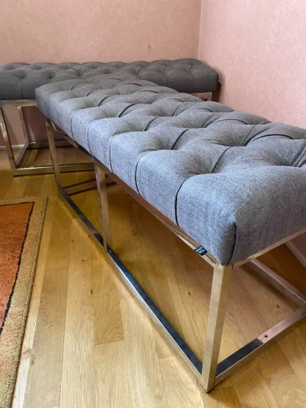 Paire de banquettes, métal chromé et tissu capitonné