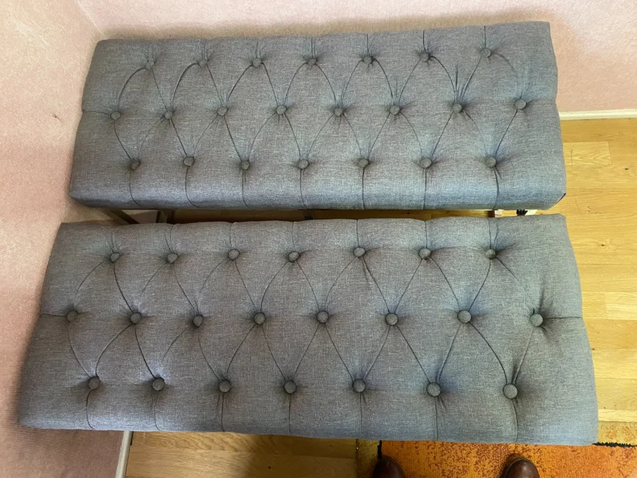 Paire de banquettes, métal chromé et tissu capitonné