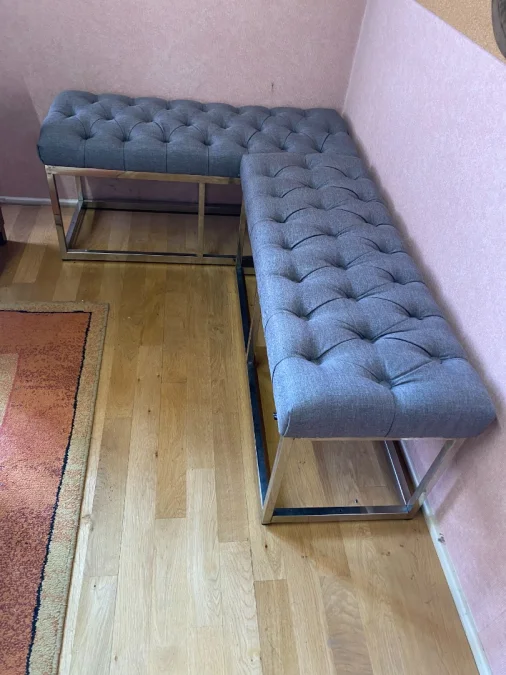 Paire de banquettes, métal chromé et tissu capitonné