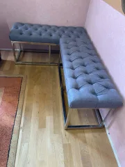 Paire de banquettes, métal chromé et tissu capitonné