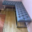 Paire de banquettes, métal chromé et tissu capitonné