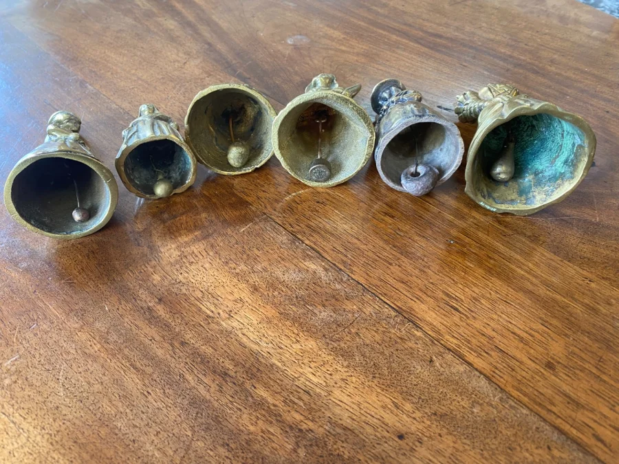 Collection de clochettes en bronze