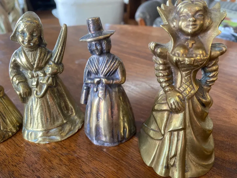 Collection de clochettes en bronze