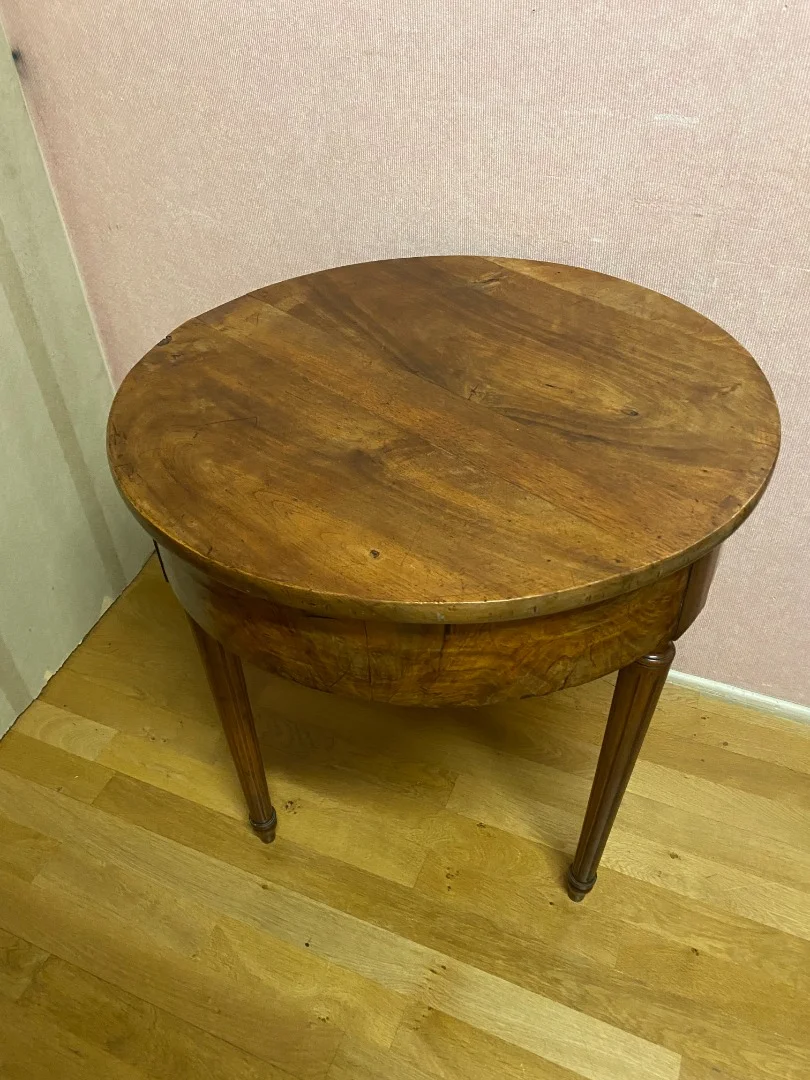 TISCH IM LOUIS XVI-STIL