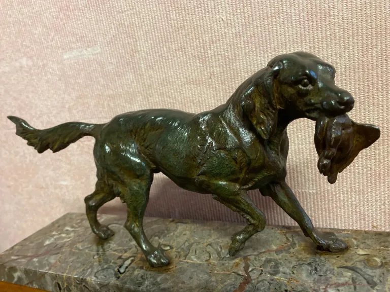 Sujet en bronze représentant un chien de chasse
