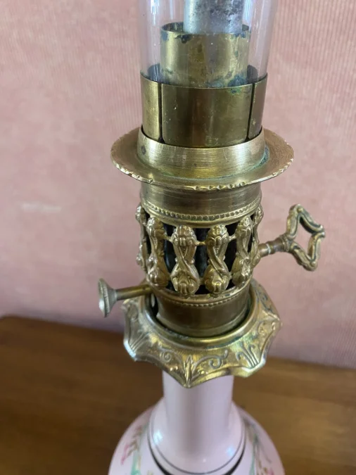 Paire de lampes à pétrole en porcelaine
