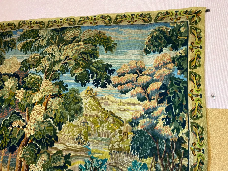 tapisserie en laine, des années 40, représentant un paysage arboré.