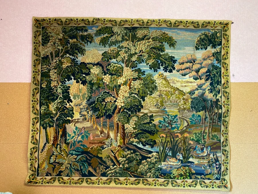 tapisserie en laine, des années 40, représentant un paysage arboré.