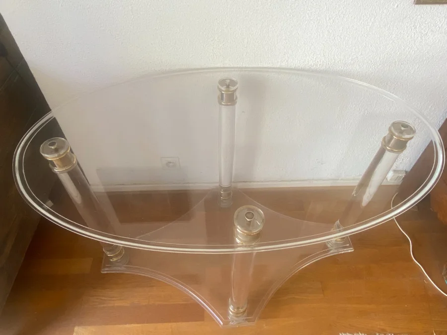 Table d'appoint ovale en plexiglas.