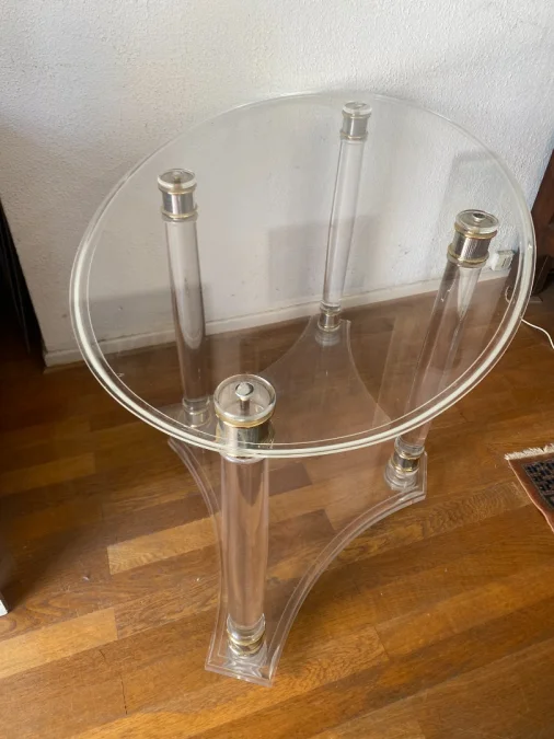 Table d'appoint ovale en plexiglas.