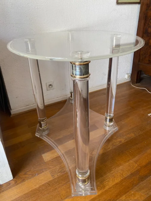 Table d'appoint ovale en plexiglas.