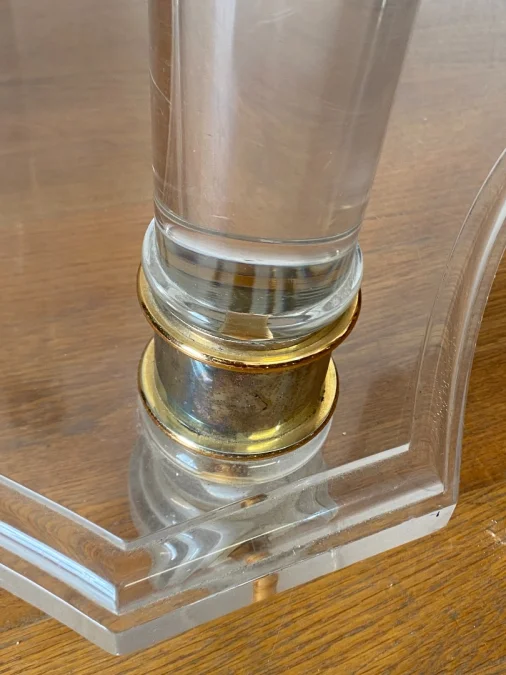 Table d'appoint ovale en plexiglas.