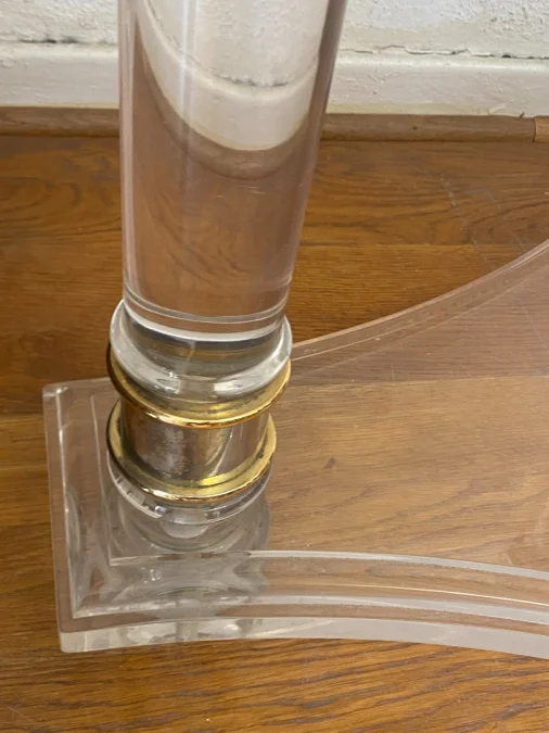 Table d'appoint ovale en plexiglas.