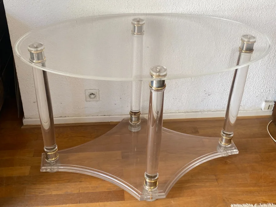 Table d'appoint ovale en plexiglas.