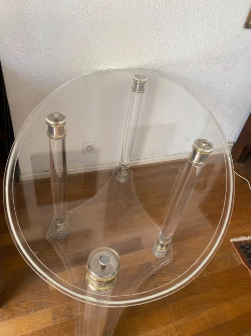 Table d'appoint ovale en plexiglas.