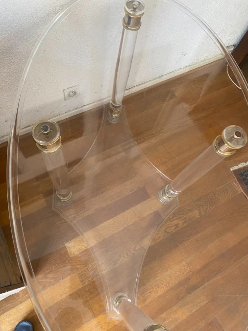 Table d'appoint ovale en plexiglas.