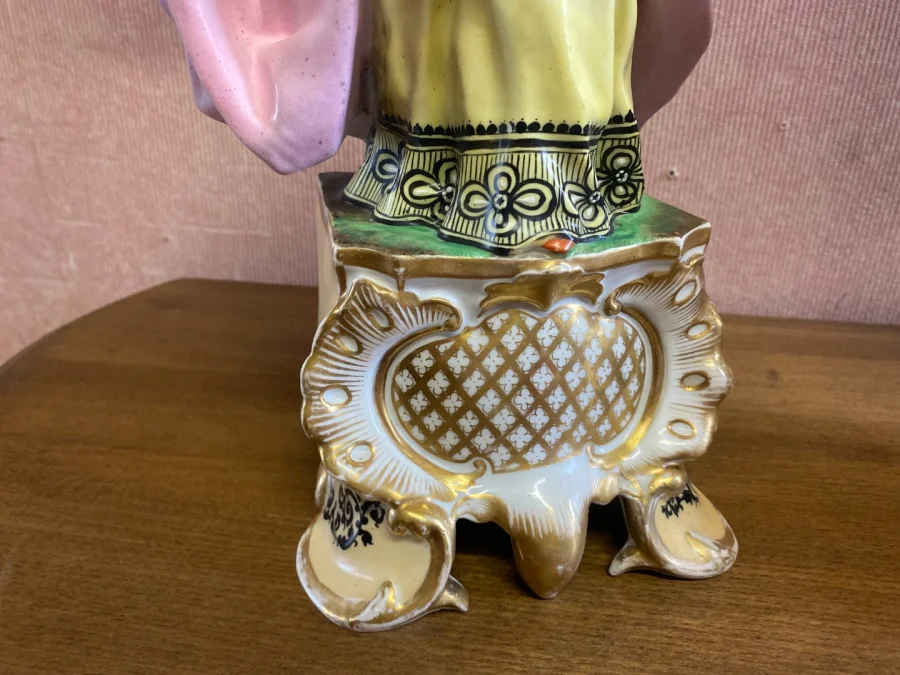 Paire de personnages en costume d'époque formant lampes.