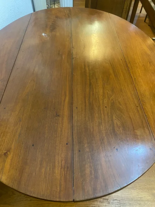 Table ovale à 6pieds en noyer, 12 personnes.