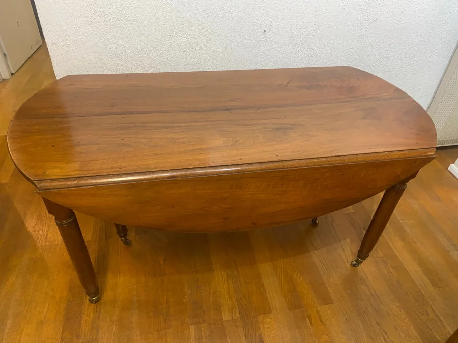 Table ovale à 6pieds en noyer, 12 personnes.