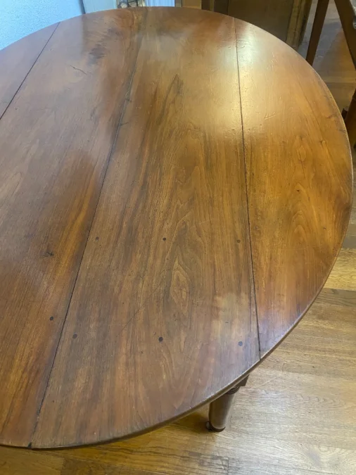 Table ovale à 6pieds en noyer, 12 personnes.