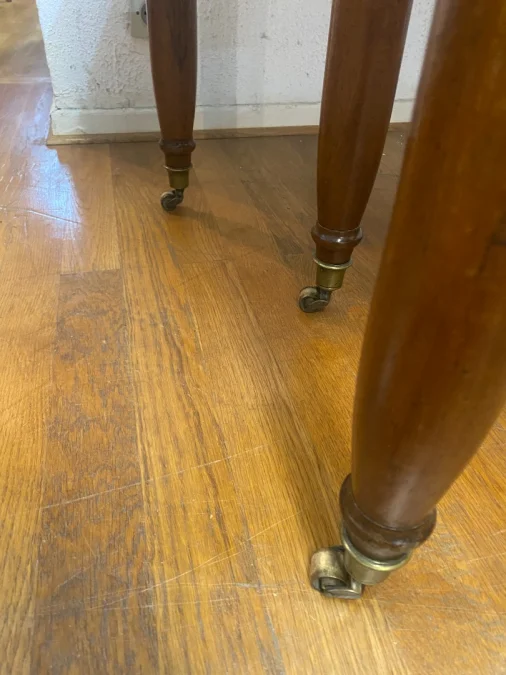 Table ovale à 6pieds en noyer, 12 personnes.