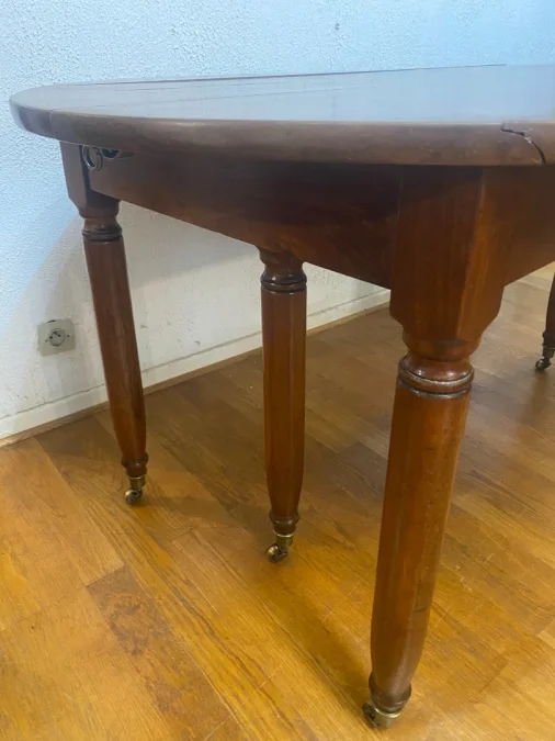 Table ovale à 6pieds en noyer, 12 personnes.