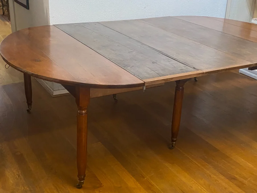 Table ovale à 6pieds en noyer, 12 personnes.