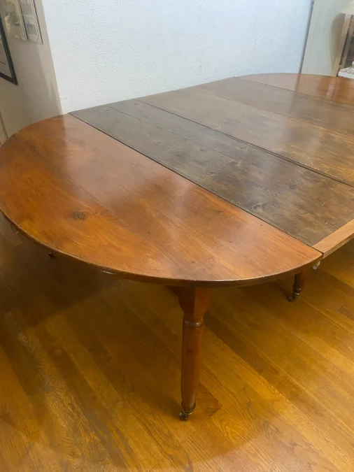Table ovale à 6pieds en noyer, 12 personnes.