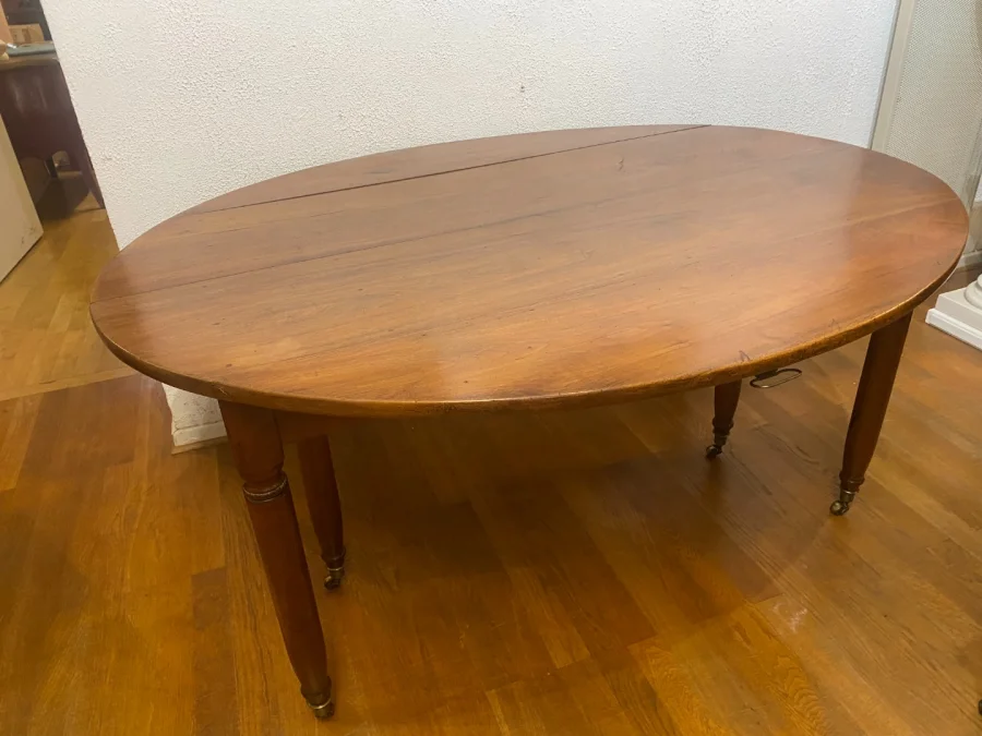 Table ovale à 6pieds en noyer, 12 personnes.