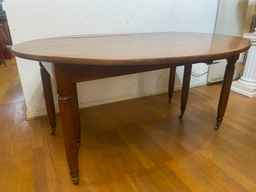 Table ovale à 6pieds en noyer, 12 personnes.