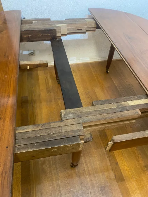 Table ovale à 6pieds en noyer, 12 personnes.