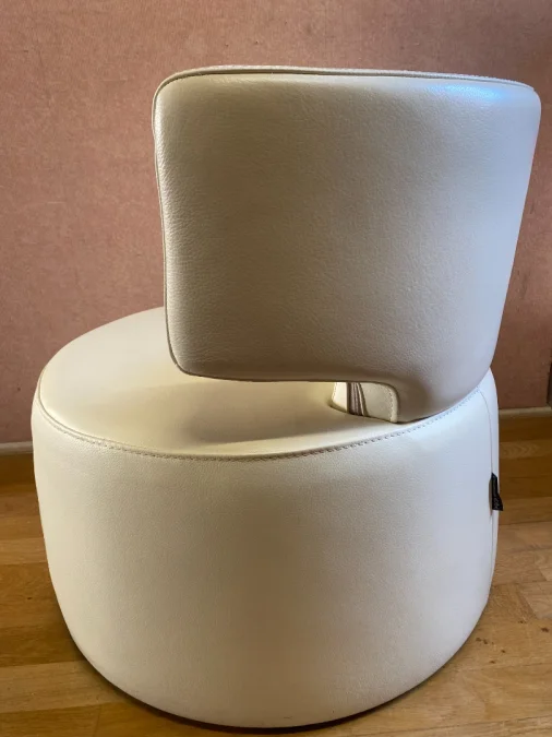 Fauteuil pivotant,en cuir blanc, de marque Chateau d'Ax