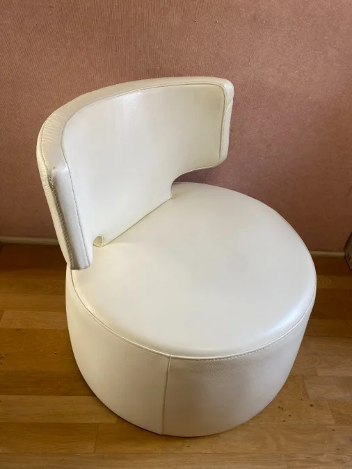 Fauteuil pivotant,en cuir blanc, de marque Chateau d'Ax
