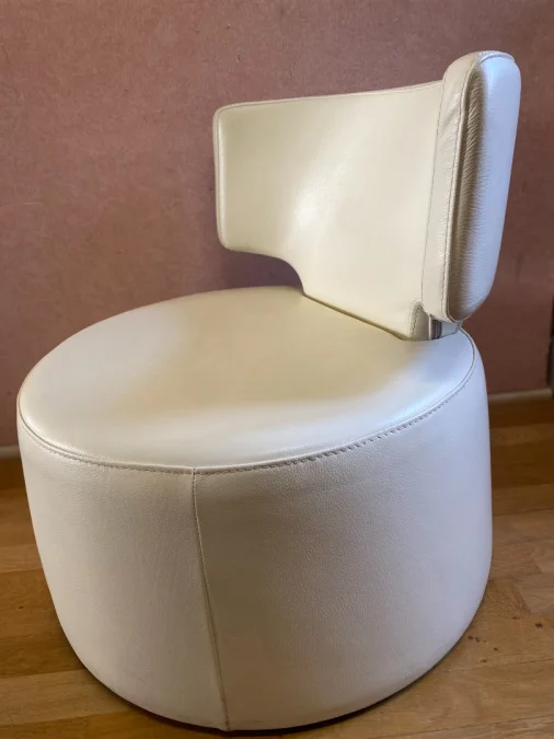 Fauteuil pivotant,en cuir blanc, de marque Chateau d'Ax