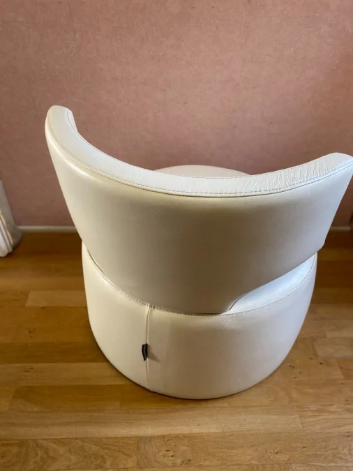 Fauteuil pivotant,en cuir blanc, de marque Chateau d'Ax
