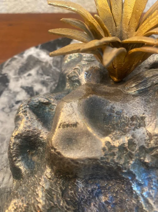 Sculpture en métal figurant un chamelier dans une oasis