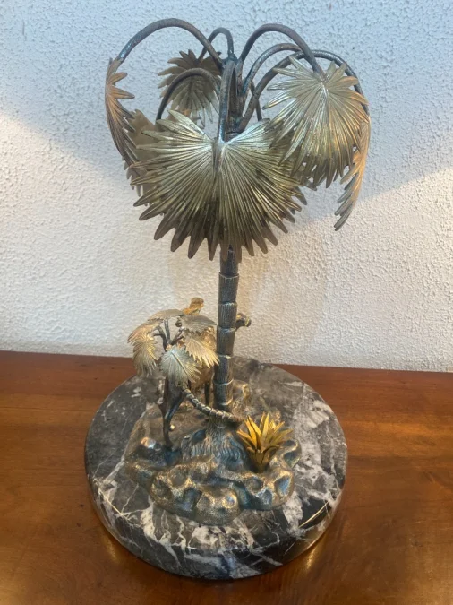 Sculpture en métal figurant un chamelier dans une oasis