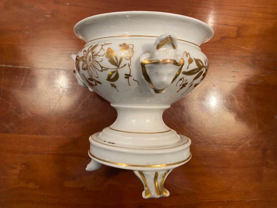 Drageoir en porcelaine de Paris, très bon état.