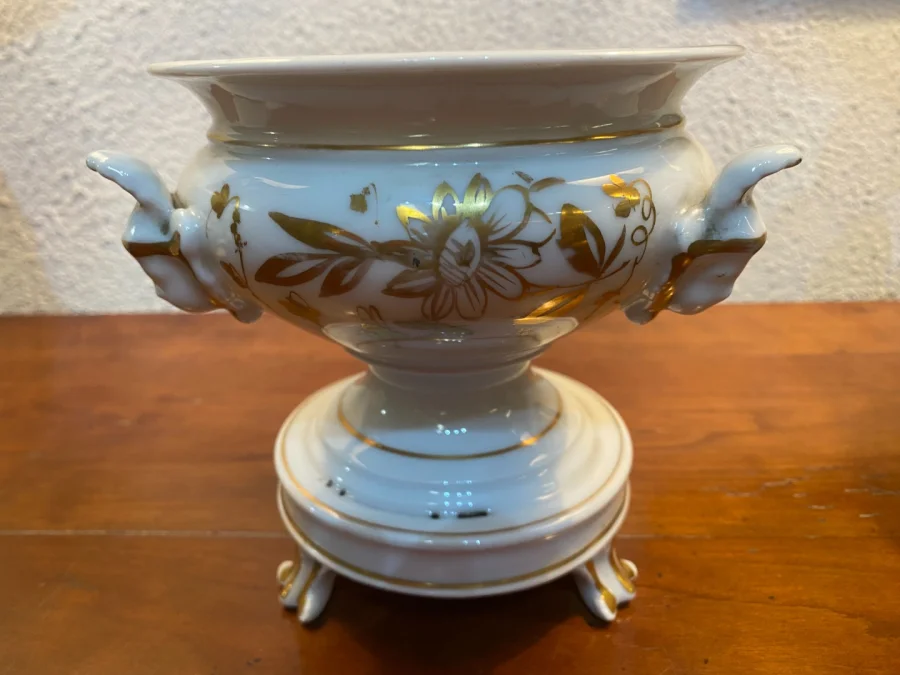 Drageoir en porcelaine de Paris, très bon état.