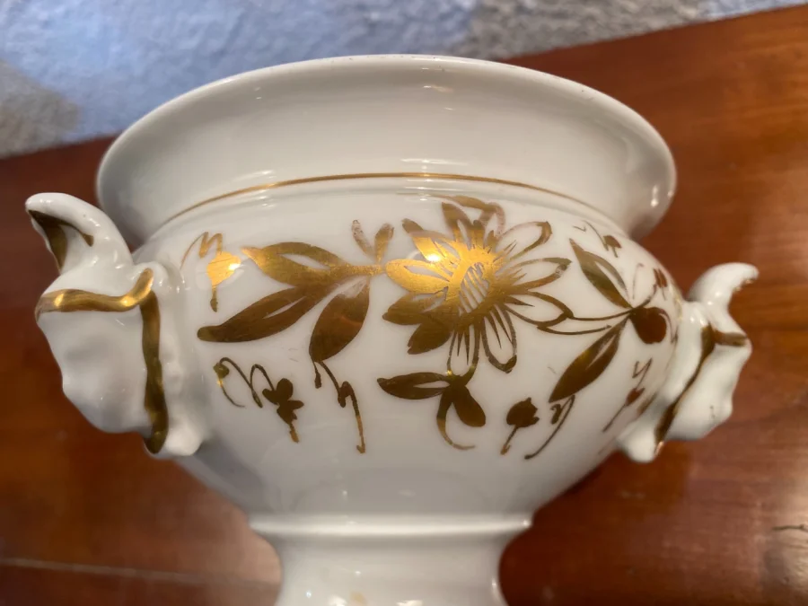 Drageoir en porcelaine de Paris, très bon état.